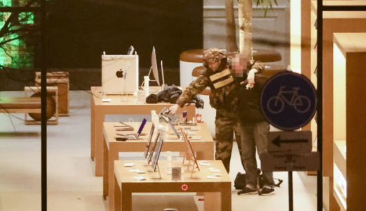 Siege at Apple store as staff ‘held hostage by gunman’