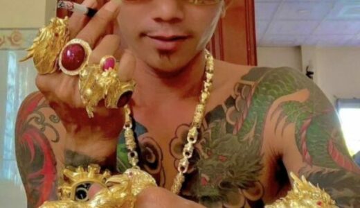 Gold-Obsessed Man Wears Up to Two Kilograms of Jewelry, Drives Gold-Plated Car