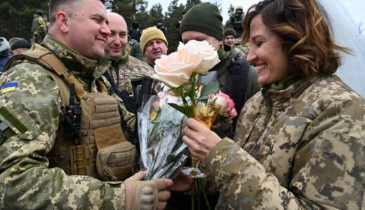 Photos; Ukrainian soldiers tie the knot at checkpoint on the outskirts of Kyiv