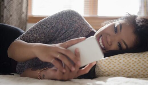 Dear women, here’s why texting him first isn’t bad at all