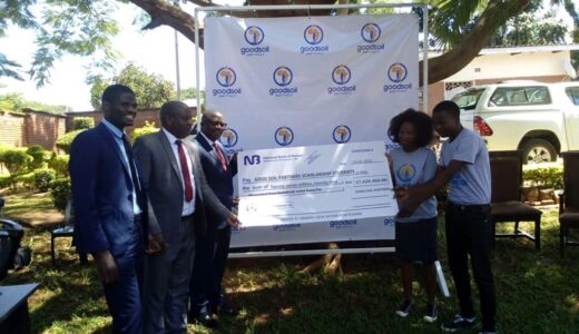 25 Students Receive Grand Scholarship Cheque