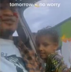 Man takes two cute child beggars off the street, buys food and takes them shopping