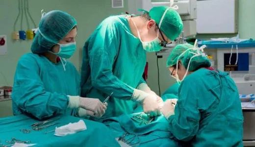 2 reasons why doctors wear green or blue attire during operation