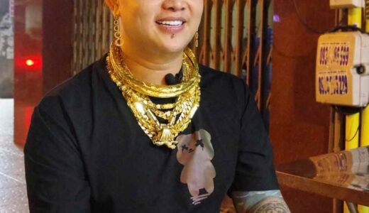 Man Walks Around Daily With Several Kilos of Gold Jewelry on His Body