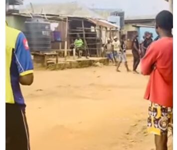 Watch|| Lady fights off armed policemen, stops them from whisking away her boyfriend