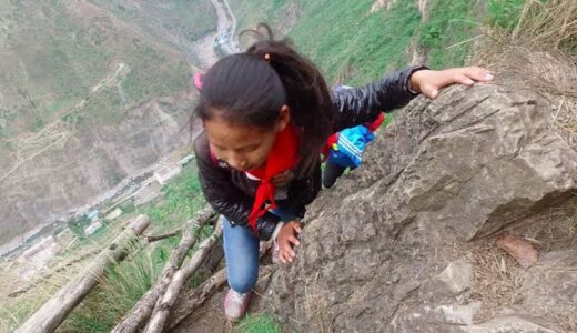 Children who have to take dangerous routes to school (Photos)