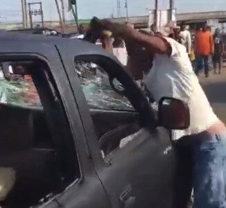 Watch|| Two angry men create scene as they take turns to destroy each other’s car