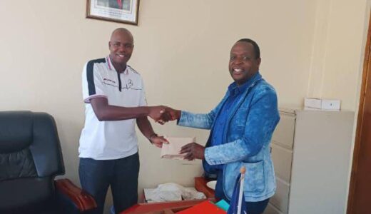 Business mogul Leston Mulli donates K0.5 million to Limbe Police