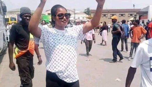 Another Lady Spotted On The Road Carrying Placard Written “Looking For A Husband”, Pictures Go Viral (See Photos)
