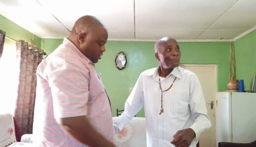 Nankhumwa cheers veteran journalist Steve Bombeya (see photos)