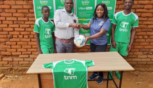 Silver fan donates to Sendwe CDSS in Zampira promotion