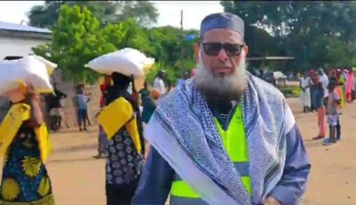 Muslim youth in food distribution drive